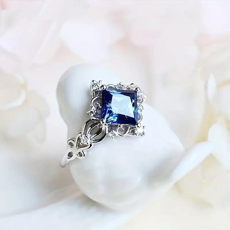 Princess-cut, ocean-blue simulated gemstone ring for the index finger Diamond-set rhombus-shaped cubic zirconia Elegant and refined index finger ring