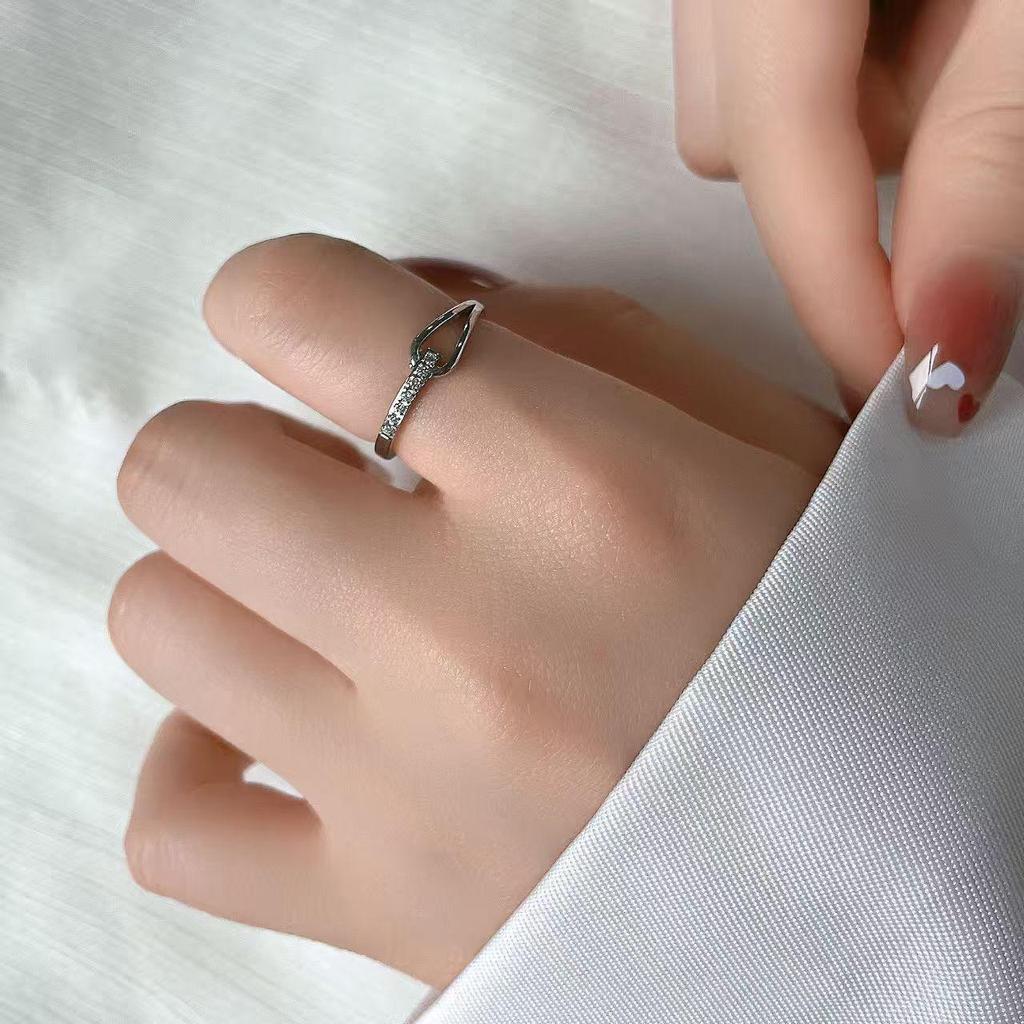 Elegant Water Drop Rhinestone Ring for Women - Versatile Claw Setting Design
