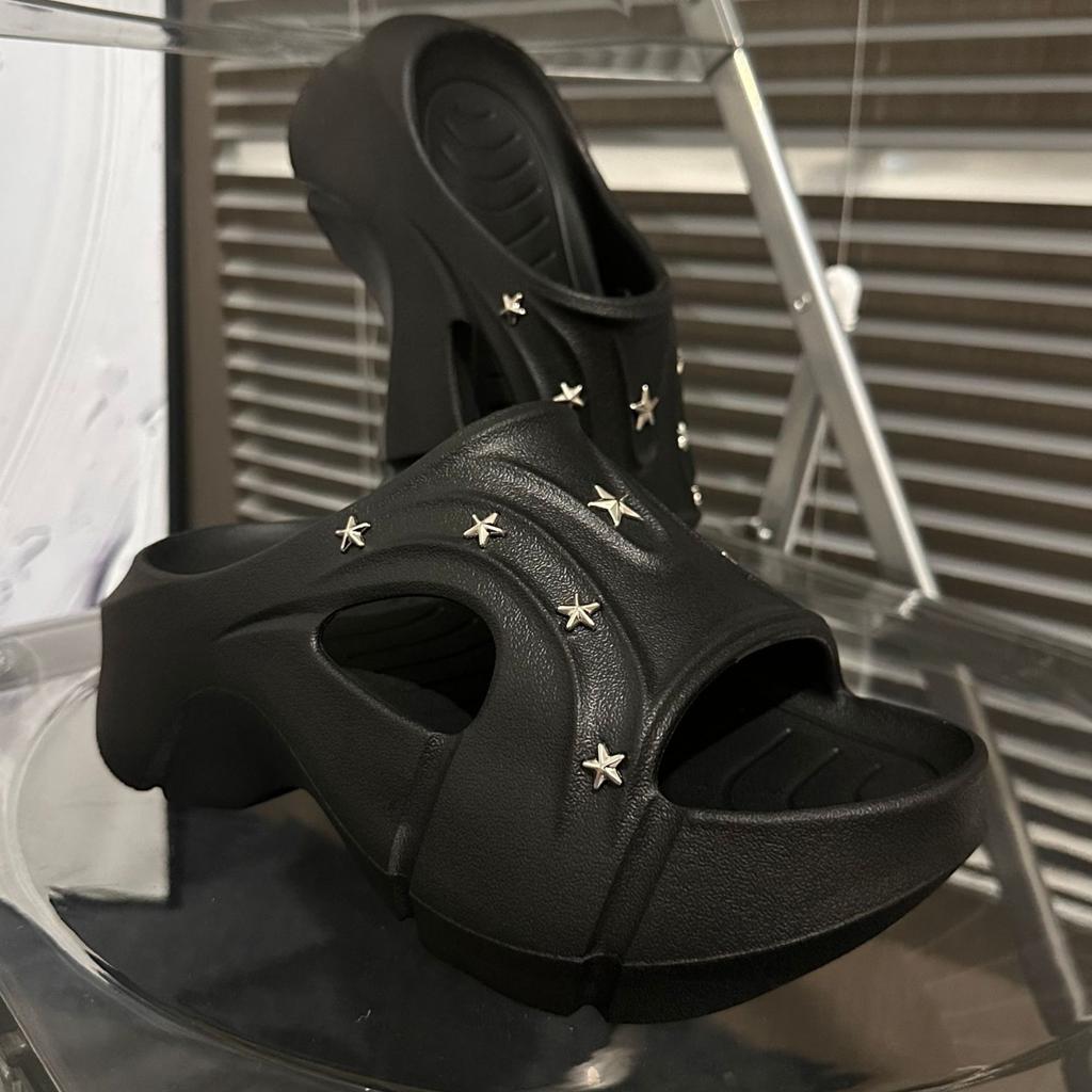 Женская летняя верхняя одежда на толстой подошве с заклепками, новая приморская, увеличивающая рост, повседневная, пляжная, модная и удобная, универсальные крутые шлепанцы на одной перемычке