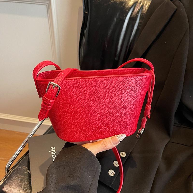 Популярная в этом году маленькая женская летняя сумка 2025 года, новая простая и универсальная наплечная сумка-мессенджер, корейская версия, сумка-ведро