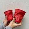 Элегантная керамическая кофейная чашка с тонкой текстурой и оригинальной, необычной формой.