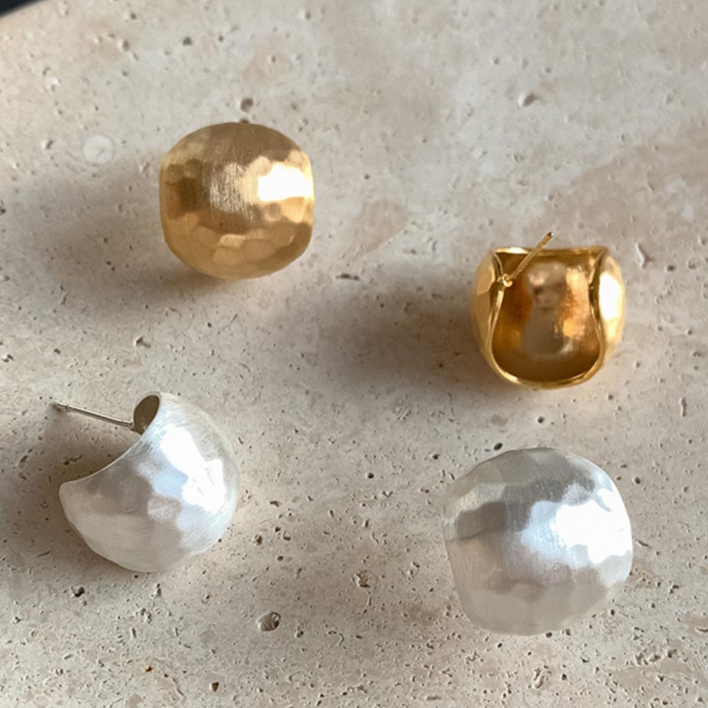 Ретро матовые полукруглые серьги с мятым узором, легкая роскошь, темперамент, нишевые, для пирсинга ушей, с ощущением зрелости, женские аксессуары, ювелирные изделия