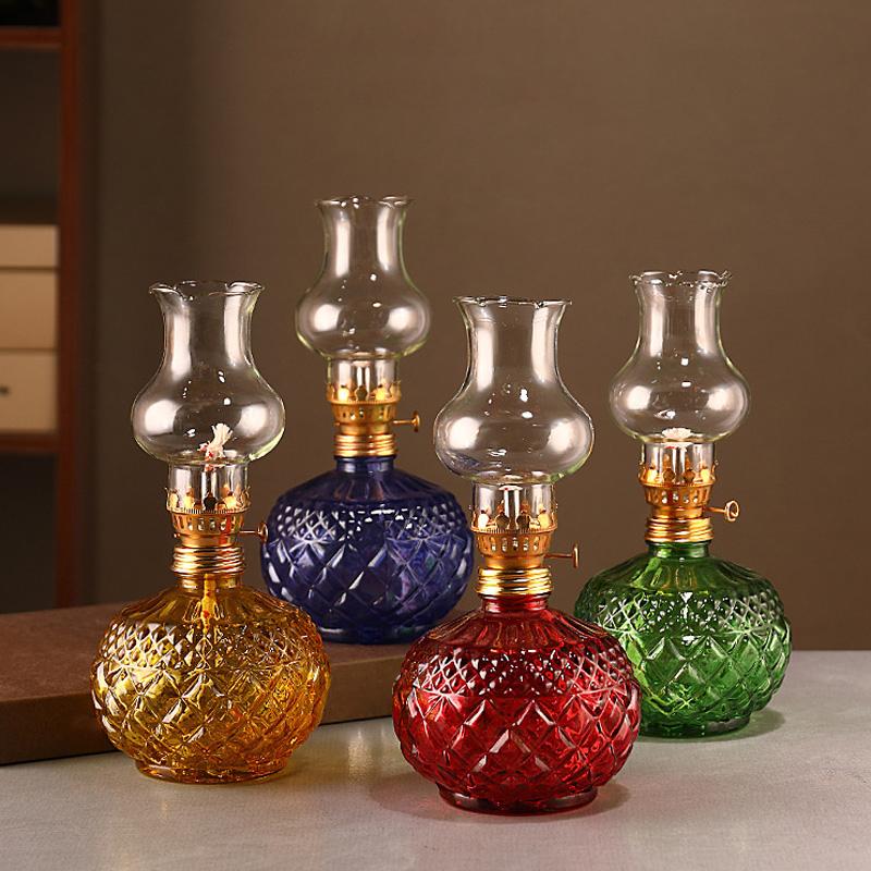 Масляная лампа перед Буддой, создающая атмосферу кемпинга. Осветительное приспособление