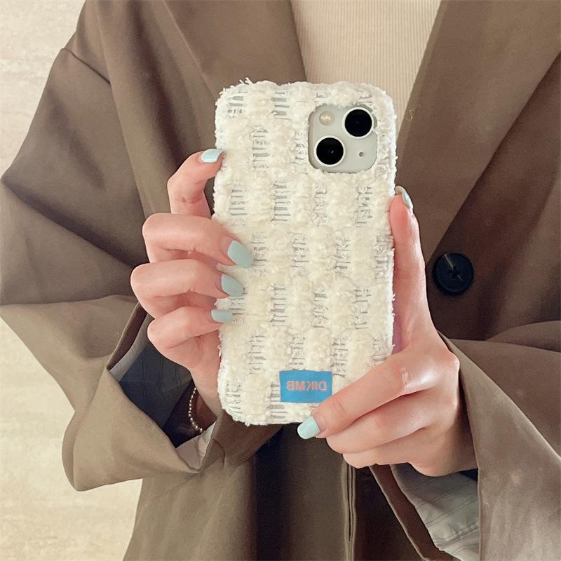 Бархатный чехол кремового цвета для iPhone 15, iPhone 16 и iPhone 17 Pro Max