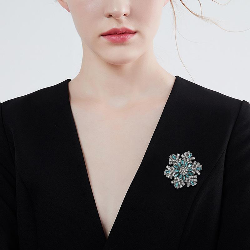 Рождественские броши-булавки в виде снежинок для женщин, унисекс, зимние цветы, корсаж для новогодней вечеринки, подарки