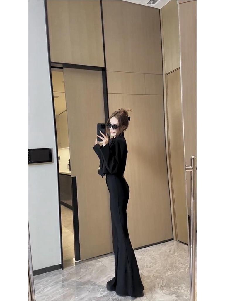 Комплект одежды весна-осень 2025: блейзер и расклешенные брюки для невысоких девушек.