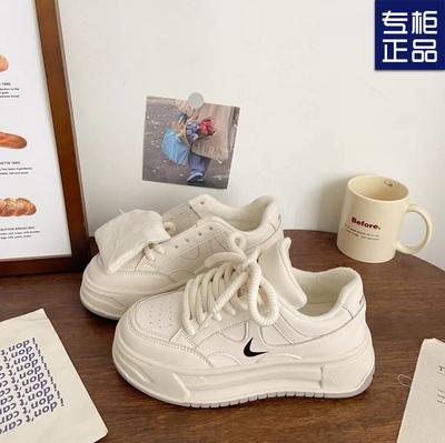 2024 женские дышащие на толстой подошве для увеличения роста осенние новые маленькие белые туфли универсальные кроссовки папы с юбками спортивные кеды женские