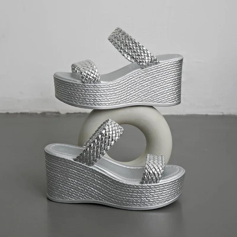 Мода 2025 Женские шлепанцы на танкетке, летние удобные повседневные сандалии, модные мягкие массивные слайды для улицы, обувь больших размеров для леди