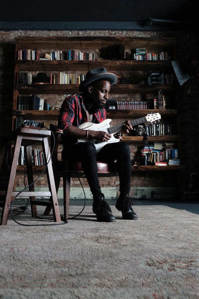 Гитара VOX Mini RD, красная, с короткой мензурой, совместимая с обычной настройкой, идеально подходит для женщин и детей с маленькими руками, в комплект входит сумка для переноски SDC-1