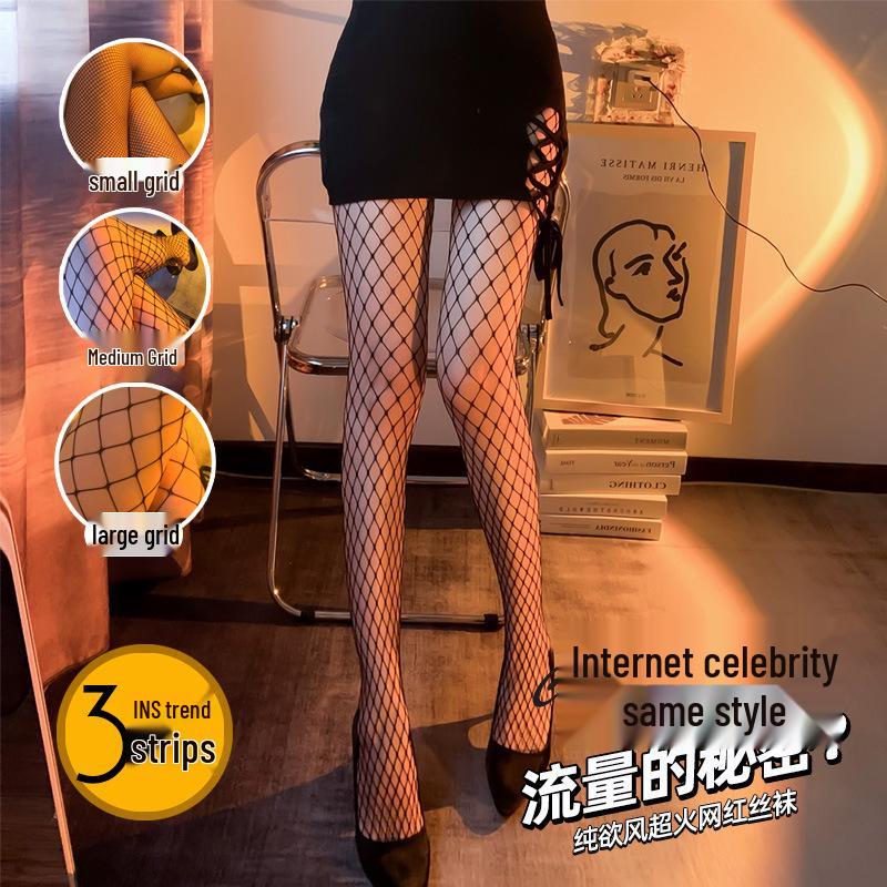 Эротические рвущиеся чулки-сетка и облегающее боди-бельё