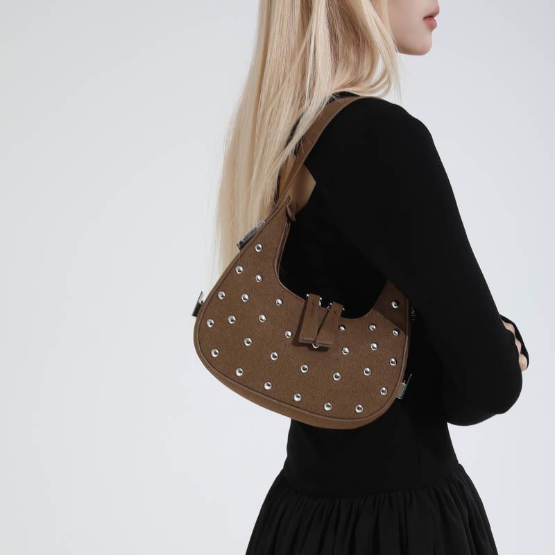 Women's studded handbag, compact and lightweight shoulder bag, fashionable retro shoulder bag, stylish and chic retro crossbody bag.