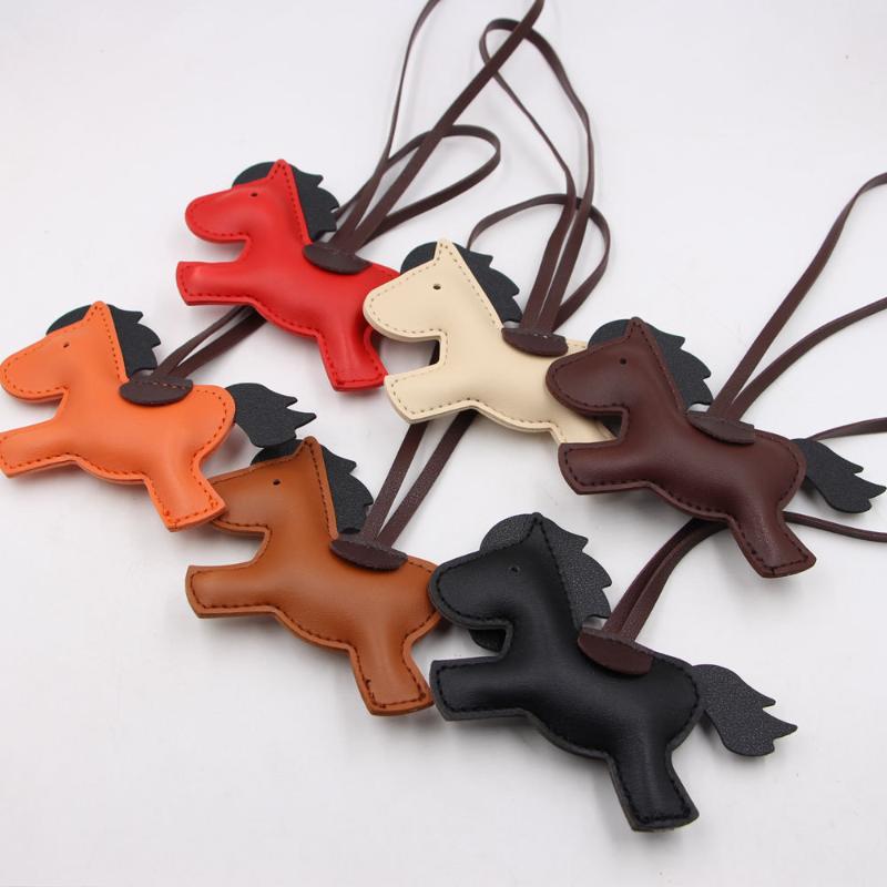Брелок для ключей из искусственной кожи с лошадью, с веревочной кисточкой, модные аксессуары для подвешивания на сумку, подвеска для рюкзака, подарок к году Лошади
