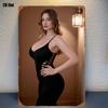 Женщина в черном платье Металлическая табличка Мода Классический дизайн персонажа Яркие цвета Легкое крепление на стену для спальни Домашнего кинотеатра Декор