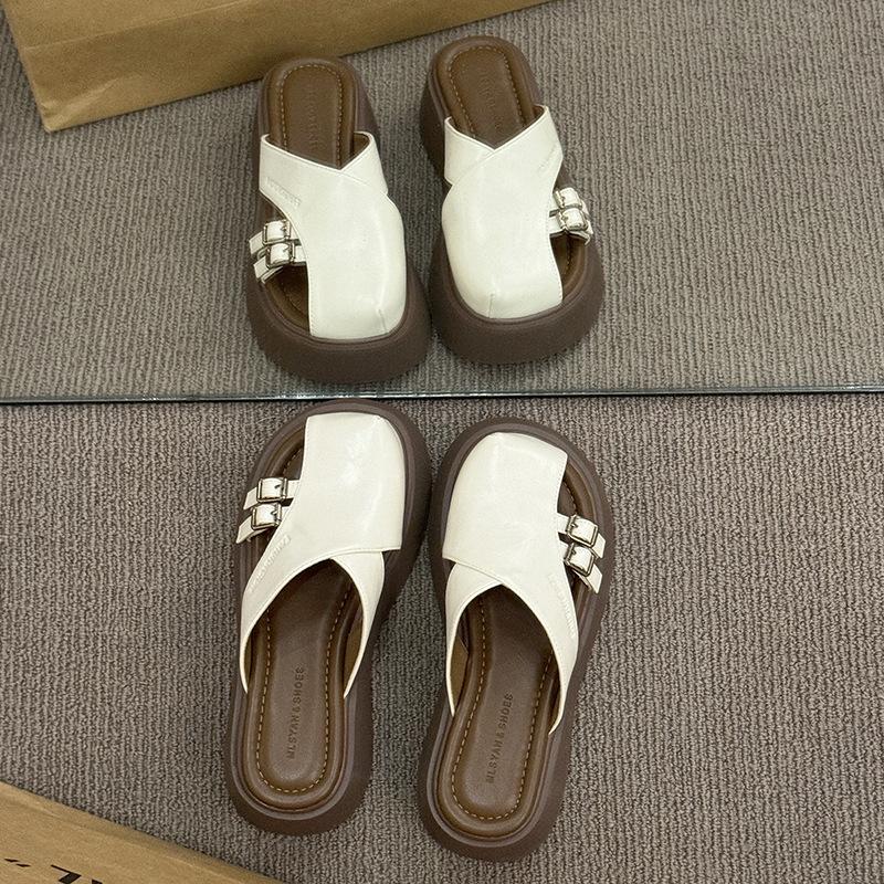 Женские летние тапочки с мягкой подошвой для улицы, 2025 новинка, повседневные универсальные пляжные туфли на плоской подошве, темпераментные шлепанцы с закрытым носком