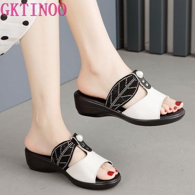 Модные женские тапочки GKTINOO 2025, летние женские шлепанцы, обувь, женские танкетки, каблуки, нескользящие, из натуральной кожи, летняя обувь для мамы, мягкие