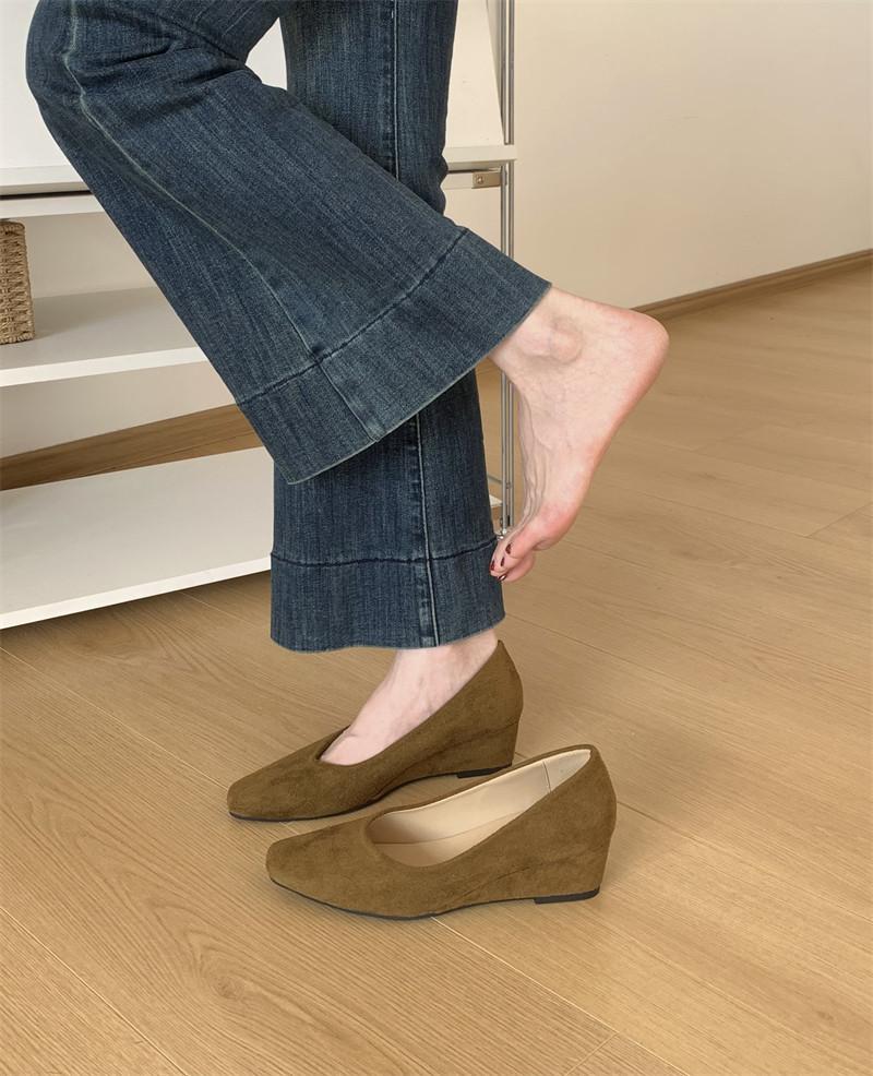 Корейская версия замшевых туфель с квадратным носком на танкетке, женские 2025, новые туфли на высоком каблуке, туфли бабушки на одной педали, темпераментные туфли для работы, женские