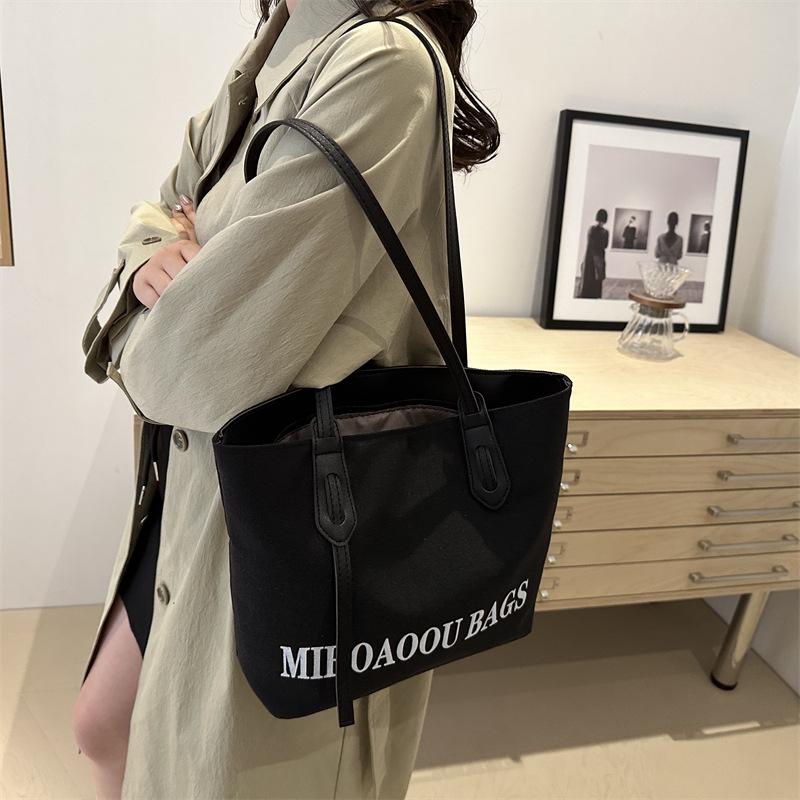 Корейская версия модной сумки-тоут большой вместимости женская 2024 лето новая трендовая сумка через плечо простая повседневная сумка для поездок на работу