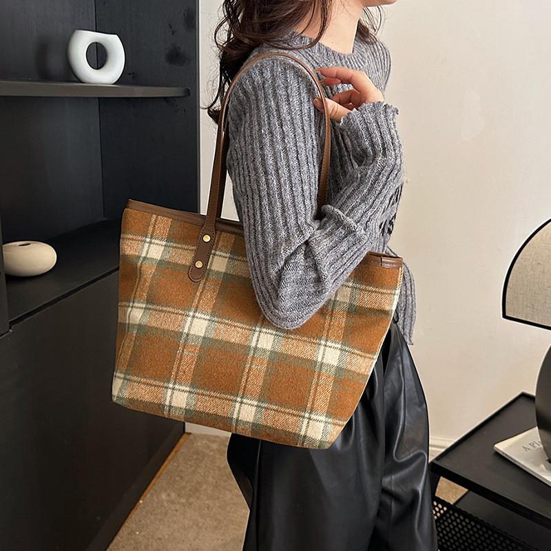 Stylish And Spacious Women's Shoulder Bag In Trendy Wool Fabric For Everyday Use