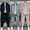 Мужской рельефный жаккардовый комплект из двух предметов: куртка-рубашка и брюки. Модный брендовый повседневный спортивный костюм высокого класса.