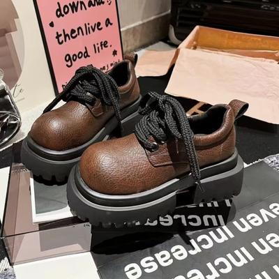 Мода 2024 года. Модные женские туфли на толстой подошве с толстым каблуком, с круглым носком, с глубокой шнуровкой, удобные лоферы в британском стиле.