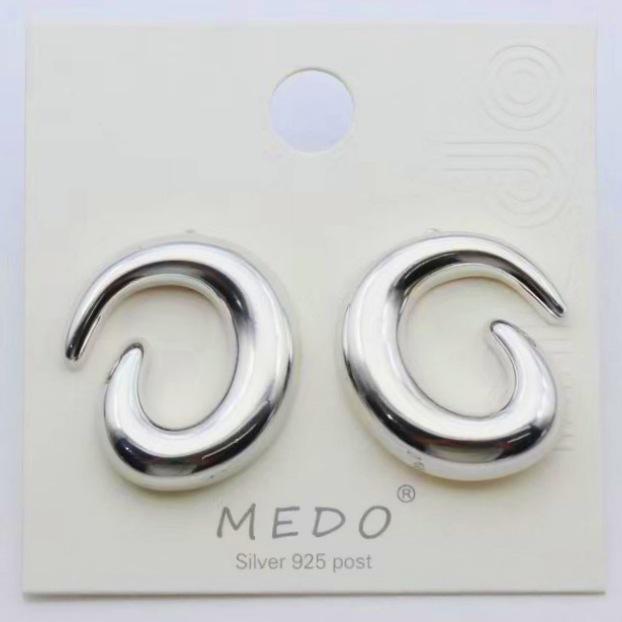 Изысканные серьги-пусеты из золота с витым текстурным узором в стиле легкой роскоши