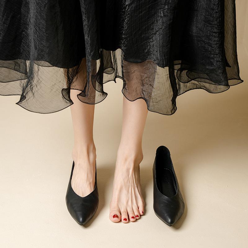 Кожаные туфли-лодочки на толстом каблуке 2025 новые универсальные фея ветер женские туфли с мелким вырезом на среднем каблуке размер женские туфли туфли бабушки универсальные