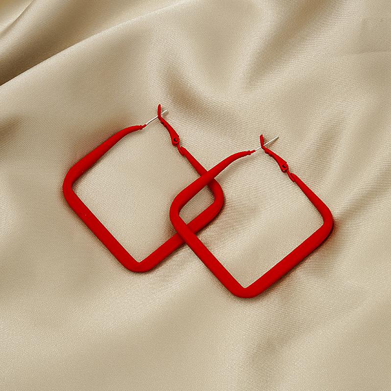 Серьги-пусеты с подвесками в виде капель из жемчуга и красных сердец: Французские ретро винтажные каффы для осени и зимы.