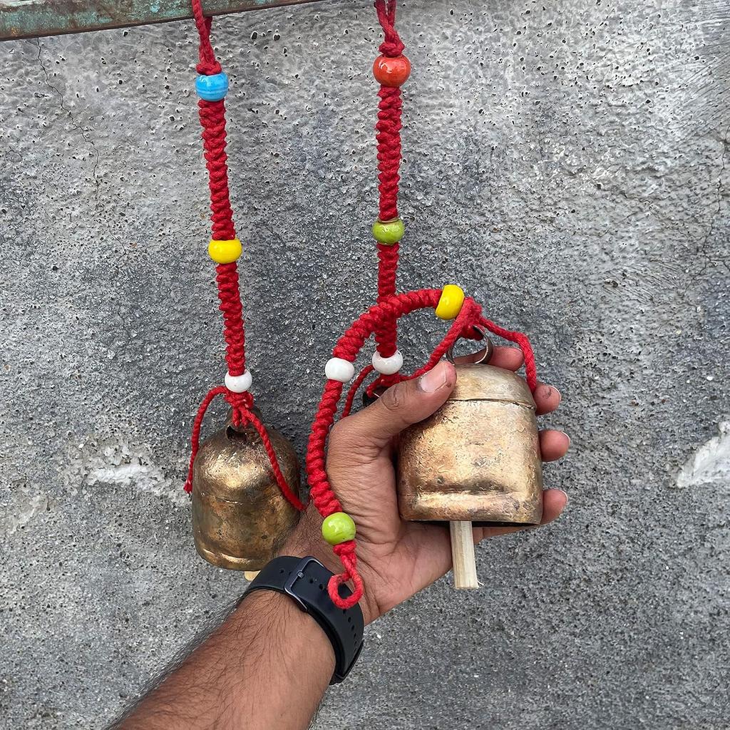 Маленький металлический колокольчик ручной работы – Деревенский золотой подвесной колокольчик с красной веревкой для домашнего декора, медитации, рождественское украшение, бохо-фермерский шарм