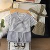 Комплект из двух предметов с коротким рукавом для мальчиков 0-5 лет Летний детский полосатый принтованный комплект: футболка + повседневные шорты