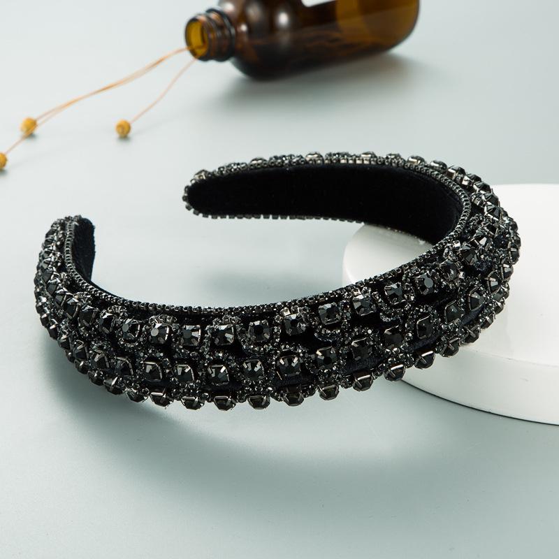Elegant Velvet Palace-Style Rhinestone Headband for Women – Fashionable and Beautiful Hair Accessory