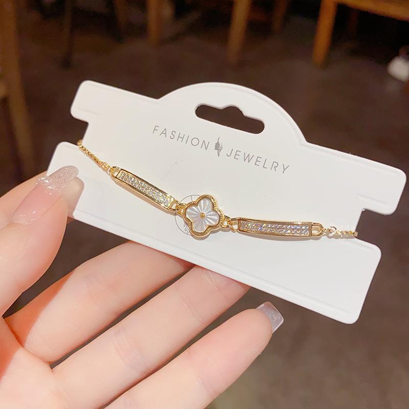 Sweet, Cute, Elegant, Full Zirconia Shell Four Leaf Clover Pull up Bracelet with Stylish and Niche Design, Handmade Decoration