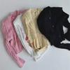 Модный короткий изысканный вязаный кардиган с воротником-стойкой, молнией, узором «косичка» и подплечниками, а также полый свитер-жакет
