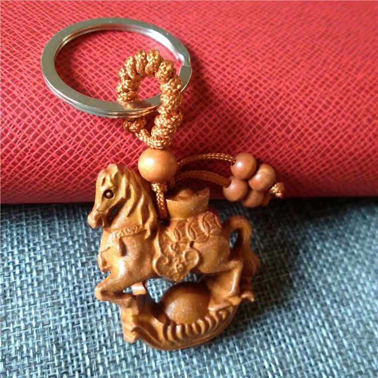 Двенадцать брелоков со знаками зодиака, искусно вырезанные из красного дерева, являются изысканными трехмерными подарками и пользуются популярностью у продавцов на ночных рынках.