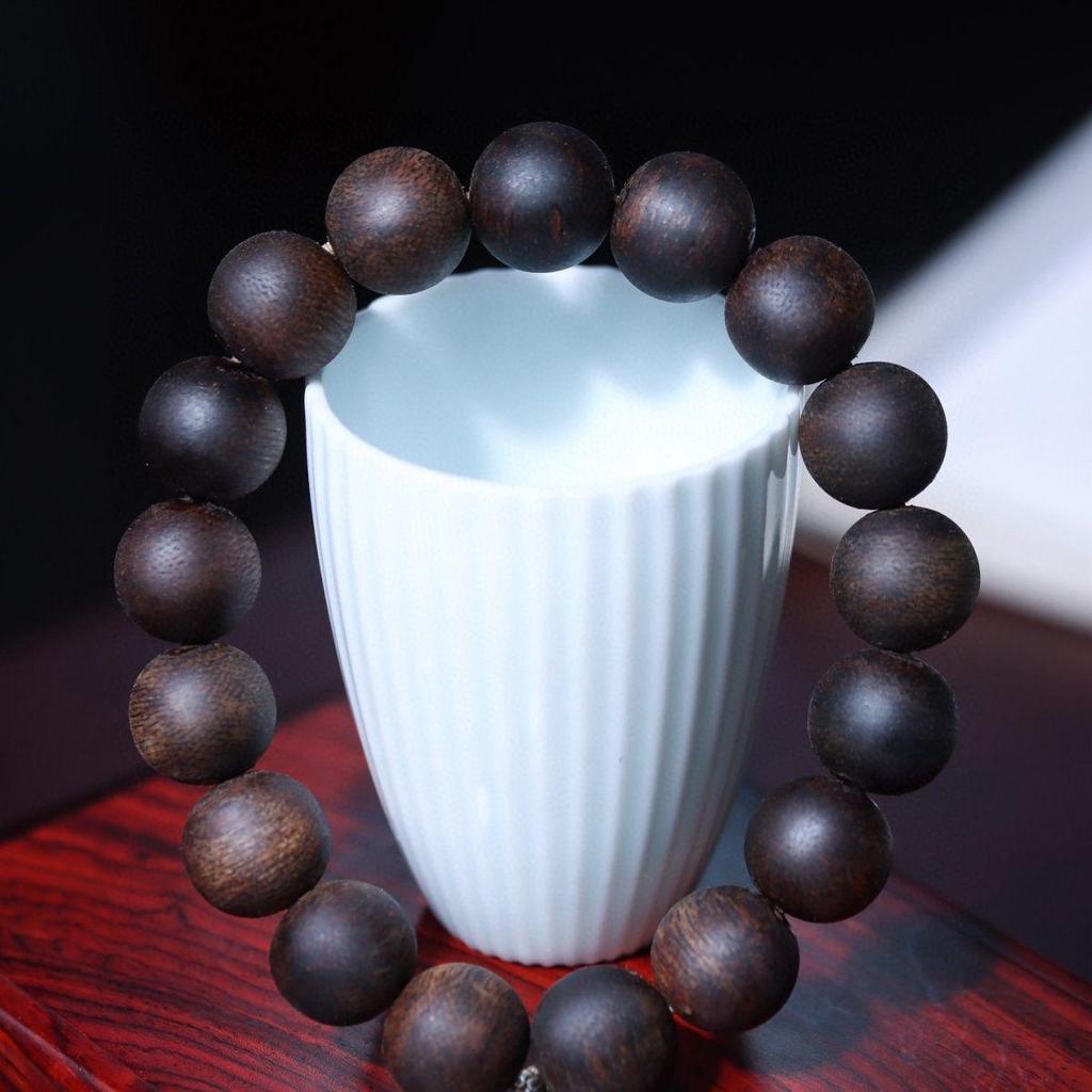 Agarwood Black Qinan High Oil Sinking Bracelet: 108 Bead Buddhist Rosary with Round and Barrel Beads, High-Quality Woody Hand Jewelry.