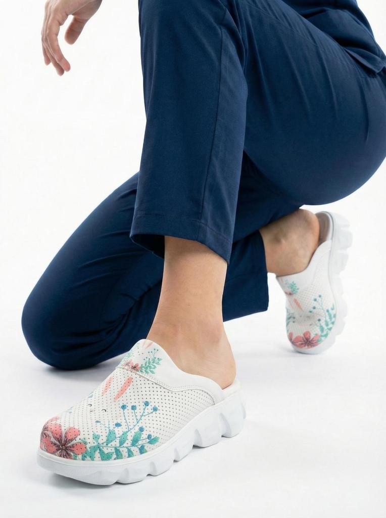 Women Light Sole Medical Clogs Sabo Hospital Shoes Non-Slip Slipper Nurse Doctor Midwife Surgical Sandals