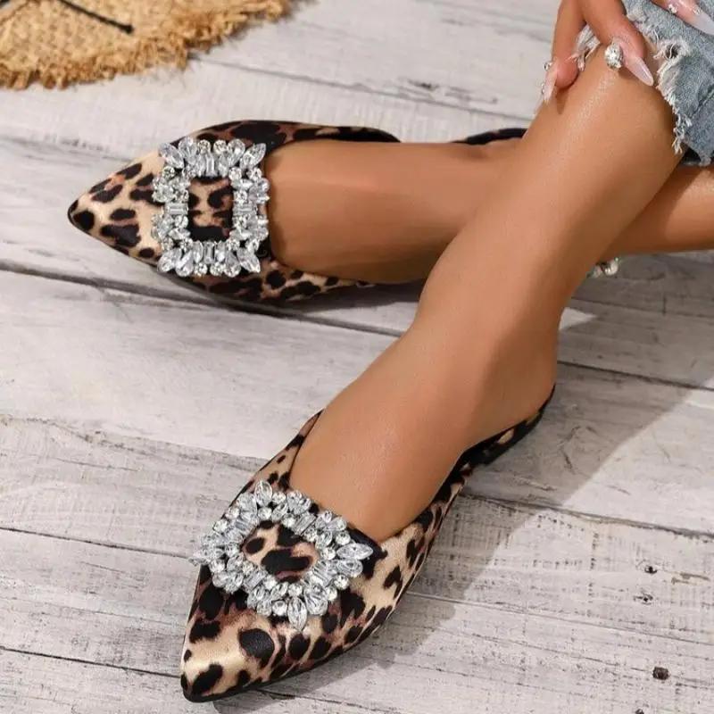 Сексуальные леопардовые туфли-мюли с острым носком женские 2025 летние на плоском каблуке с большой хрустальной пряжкой модные женские туфли