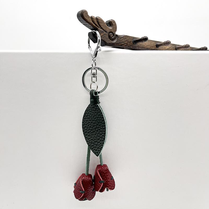 Брелок-подвеска ручной работы из натуральной кожи в виде тюльпана