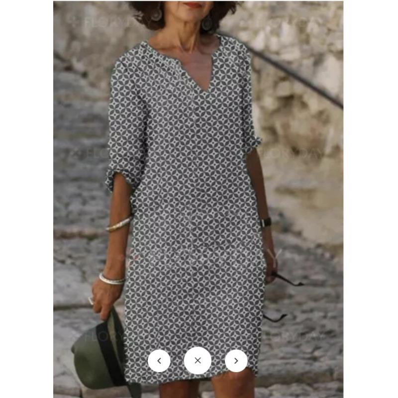 Женское платье с V-образным вырезом и принтом