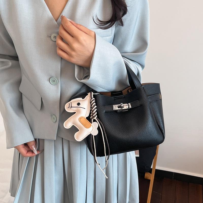 Soft leather new handheld women's bag 2026 casual lychee pattern vegetable basket bag textured versatile single-shoulder crossbody bag