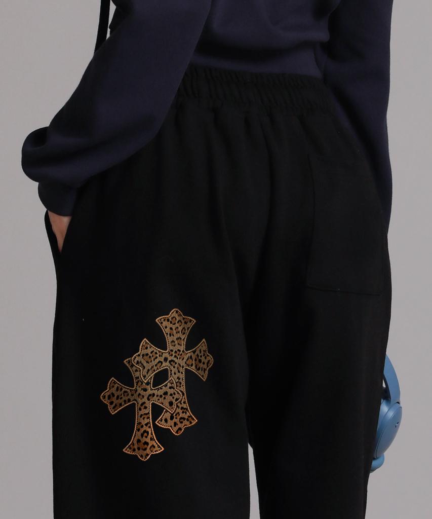 LIKE THE MOST Leopard Twin Cross Applique Training Pintuck Wide Pants_Black