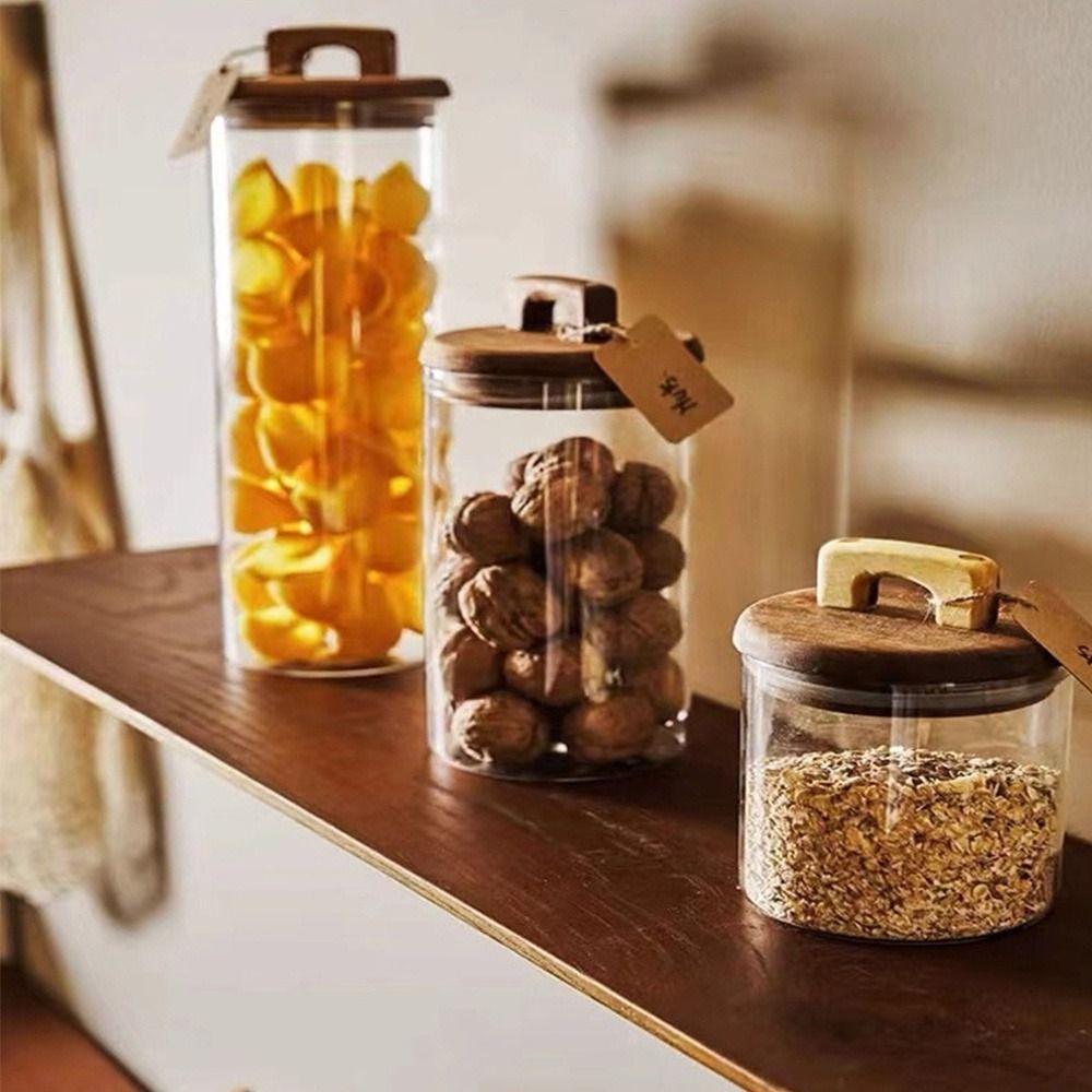 Прозрачные стеклянные банки с деревянной ручкой и крышкой. Банка для хранения. Простые герметичные бутылки. Кухня.