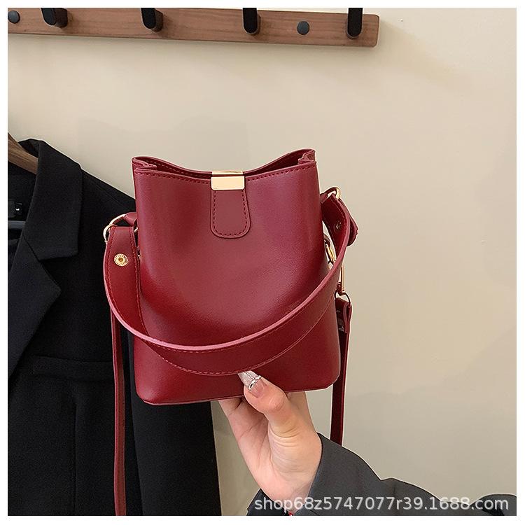 High-end Texture Versatile Portable Bucket Bag Women's 2025 New Niche Design Shoulder Bag Hot Fashion Crossbody Bag