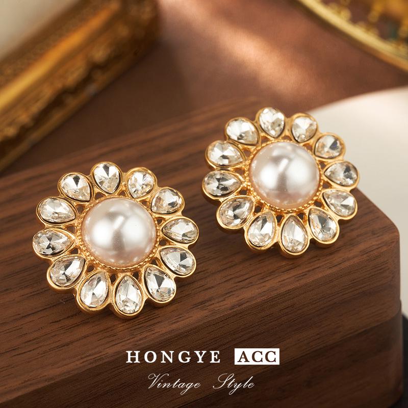 Винтажные серьги-пусеты с цветком и жемчугом: Высококлассные нишевые украшения из серебра 925 пробы в стиле нео-ретро для женщин