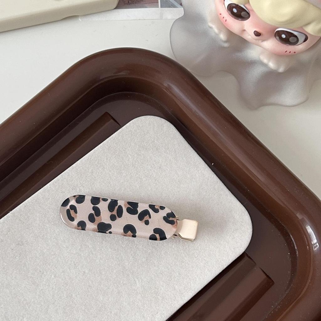Leopard Print Oval Hair Clip: Trendy Autumn/Winter Accessory for Women.