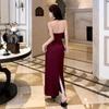 Французская высококачественная атласная юбка с вырезом на шее Женская летняя юбка-платье фиолетового цвета с открытой спиной, подчеркивающая темперамент, для ежегодного собрания