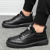 Черная мужская обувь 2025 Кожаная повседневная обувь для мужчин Модные кроссовки Платформа для ходьбы Четыре сезона Удобная британская мужская обувь