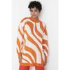 Экрю-оранжевый трикотажный свитер в полоску с животным узором и полуводолазкой Tctaw23kz00023