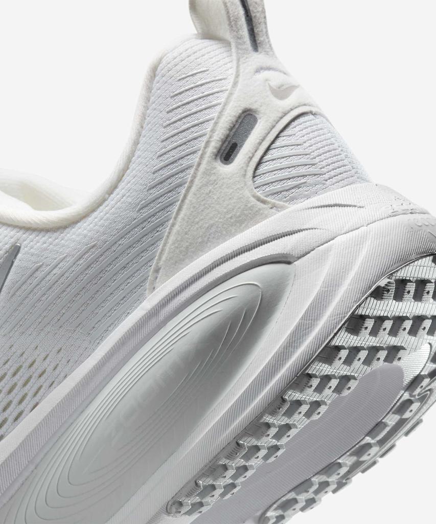 Nike Vomero 18 W - Белый:Фотонная пыль:Саммит Уайт:Металлический серебристый / Hm6804-104