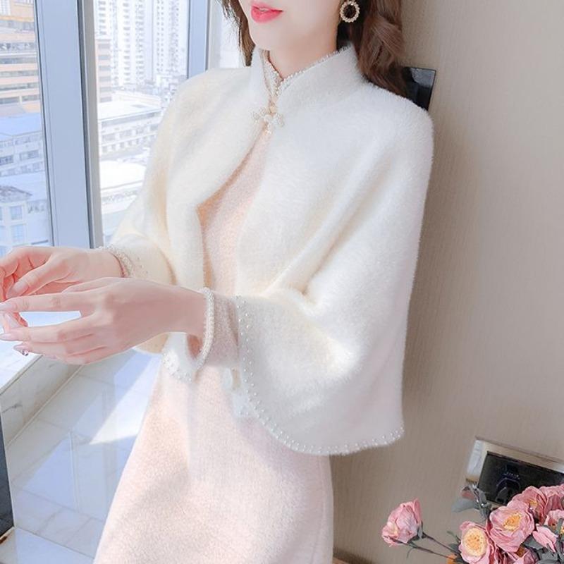 Ношение накидки поверх шали, кардигана, небольшого пальто и осенне-зимнего женского вязаного свитера