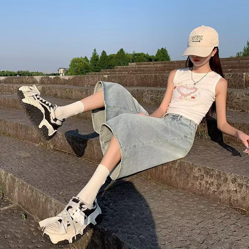 Светло-голубые женские джинсовые шорты широкого кроя - Летний тренд 2025 для фигуры "груша"